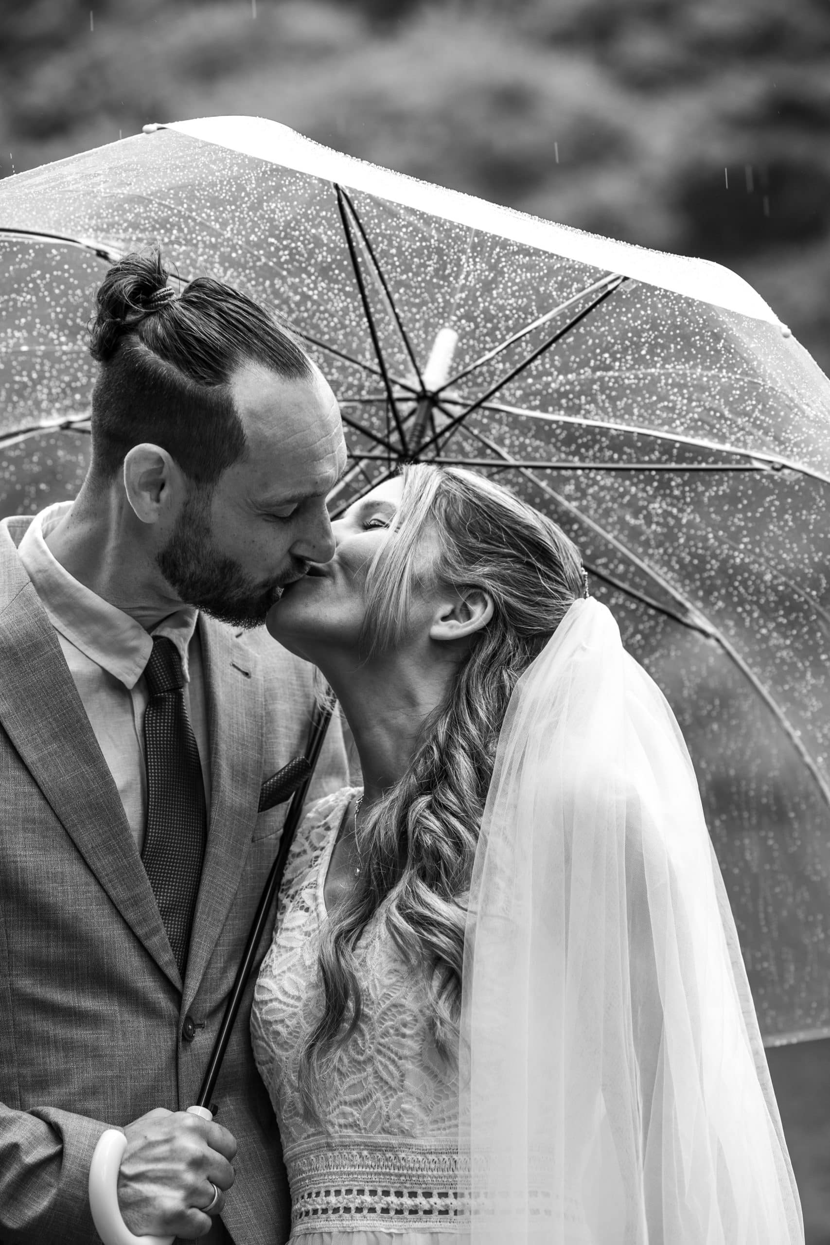 bridal couple umbrella, Brautpaar unter Regenschirm