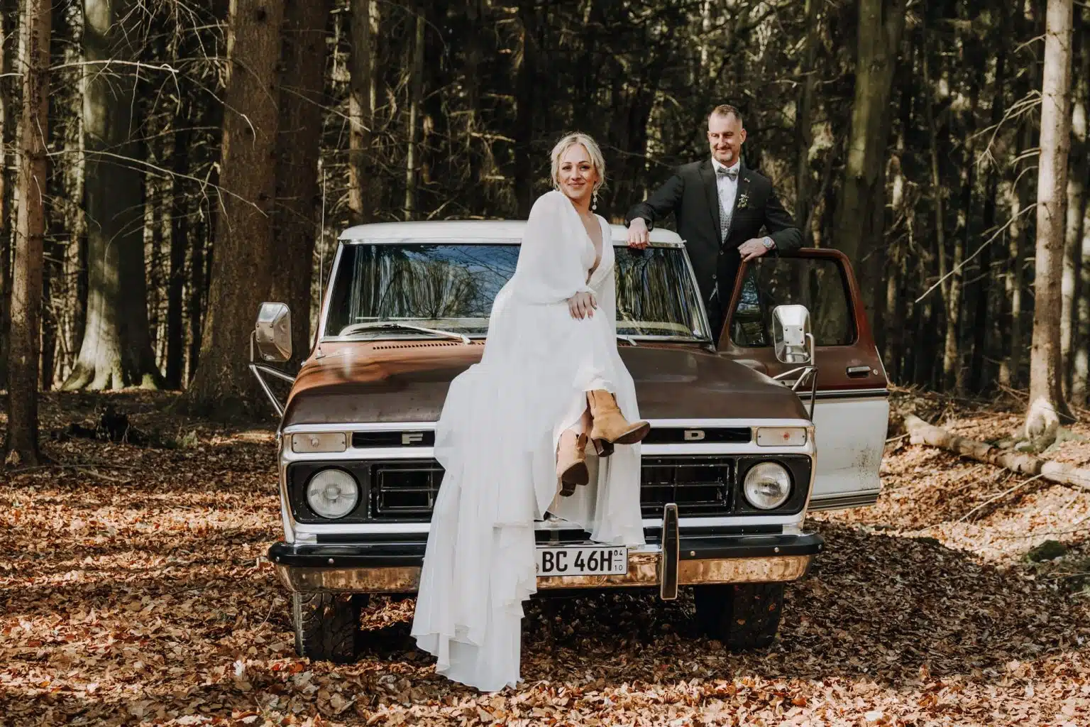 Hochzeitspaar auf einem alten Truck