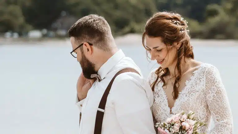 Brautpaar bei der Strandhochzeit in Eckernförde an der Ostsee – Hochzeitsfotograf Kay Pinnow