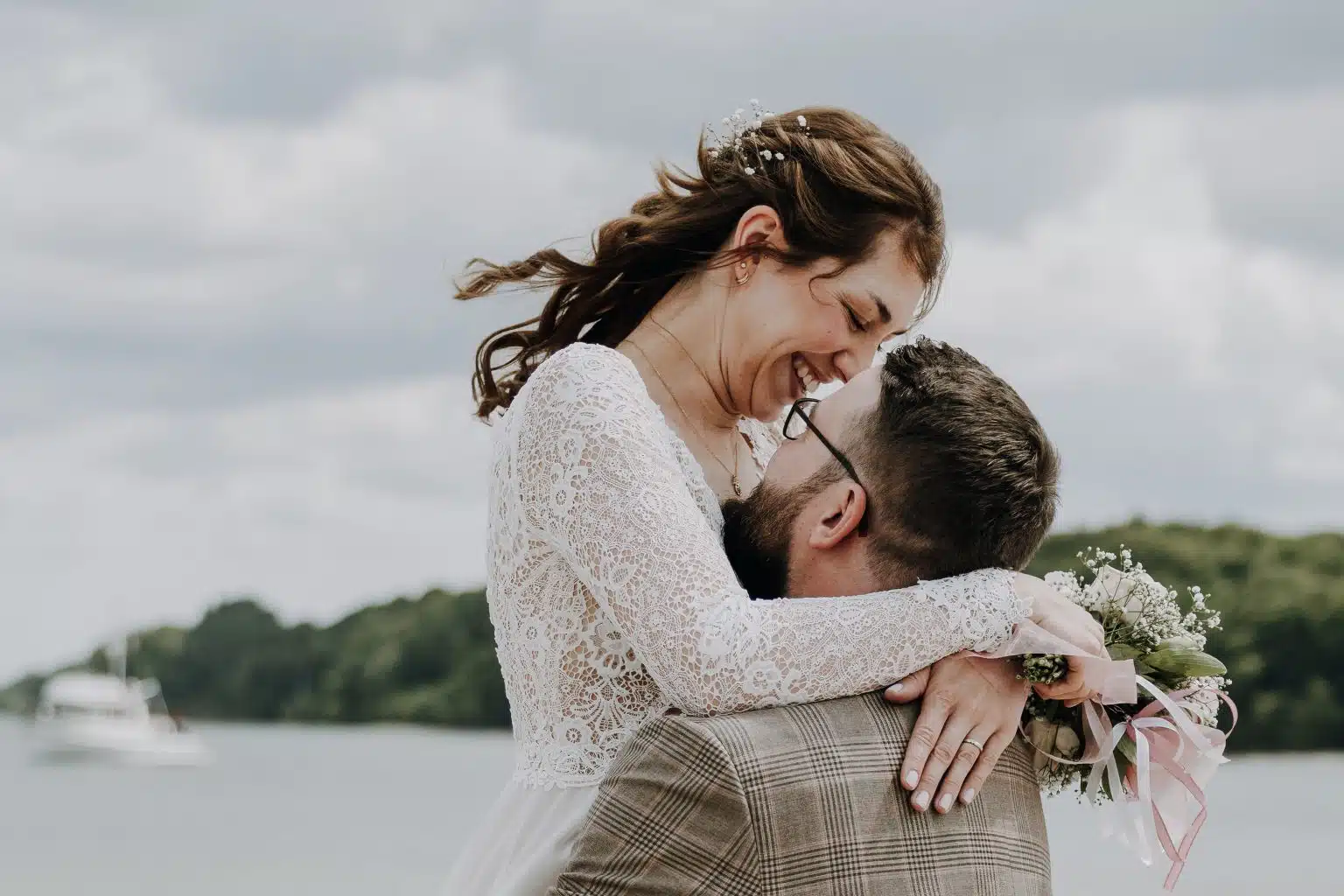 Brautpaar am Strand in Schleswig-Holstein – Hochzeitsfotograf Kay Pinnow