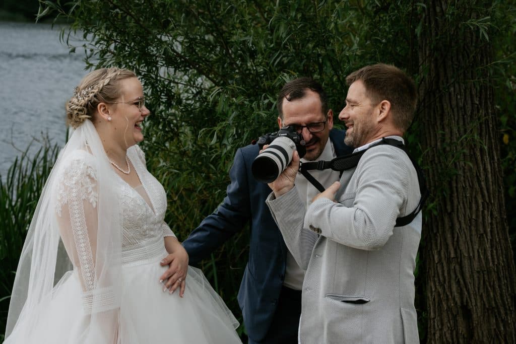 Entspanntes Brautpaar-Shooting am Neversdorfer See – Hochzeitsfotograf Hamburg & Schleswig-Holstein