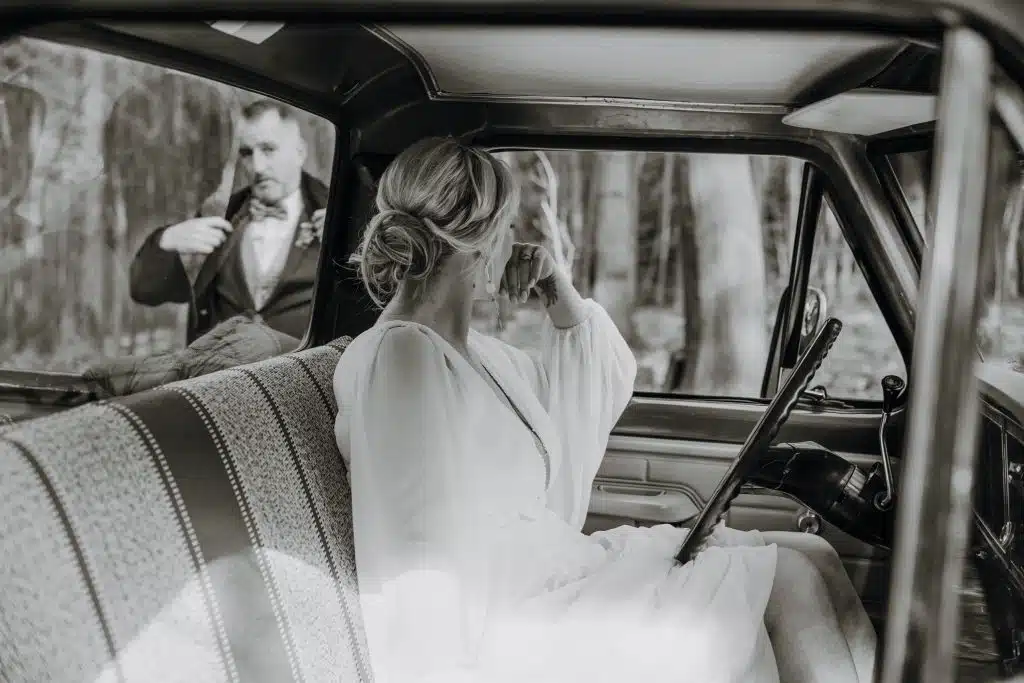 Entspanntes Brautpaarshooting mit altem Auto