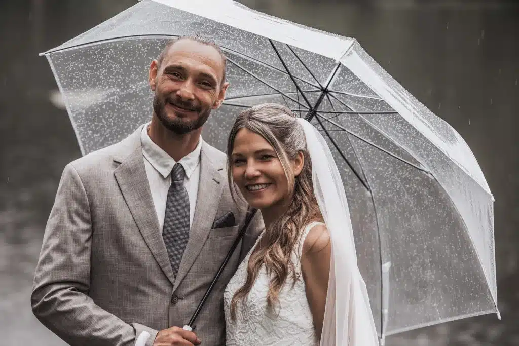 Brautpaar im Regen