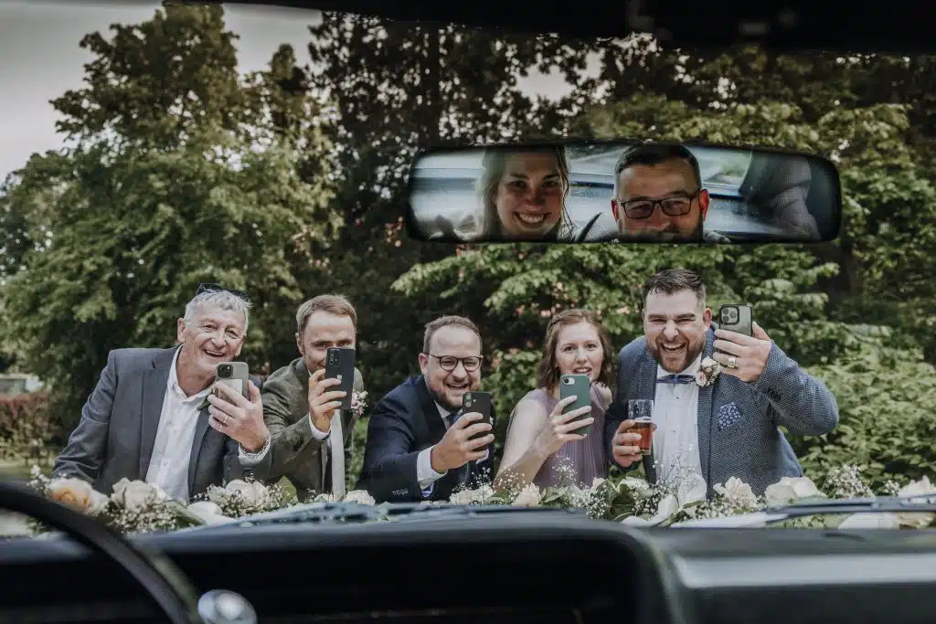 Paparazzi Foto Brautpaar im Auto