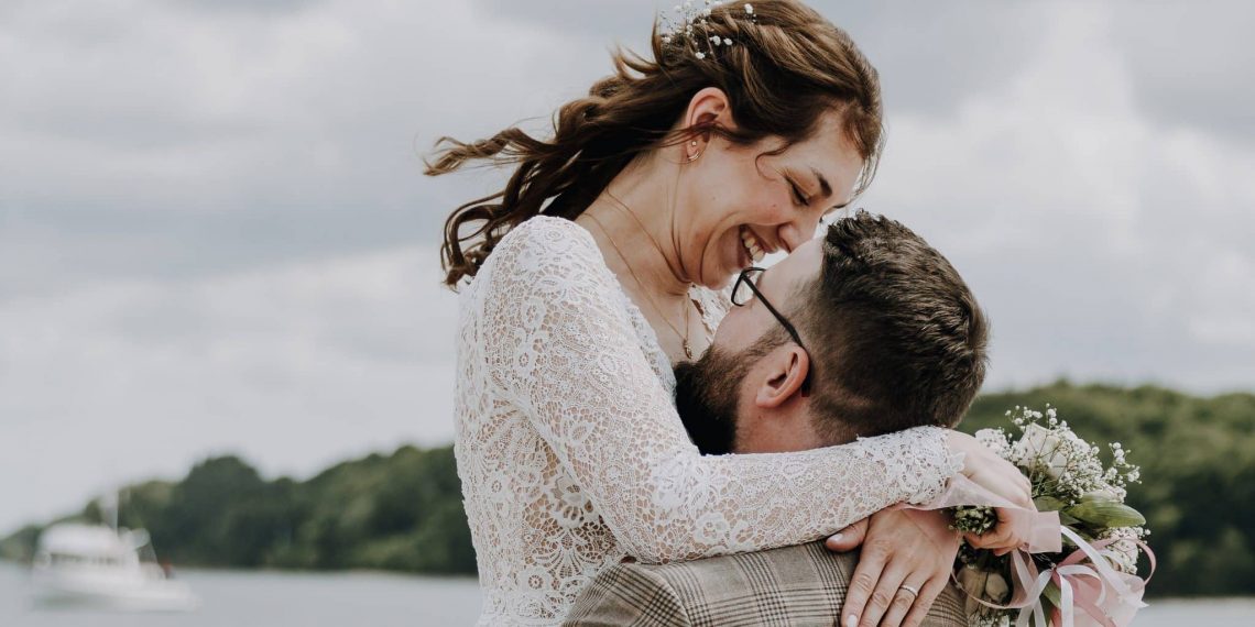 Brautpaar in der Natur in Schleswig-Holstein - Hochzeitsfotografie Hamburg